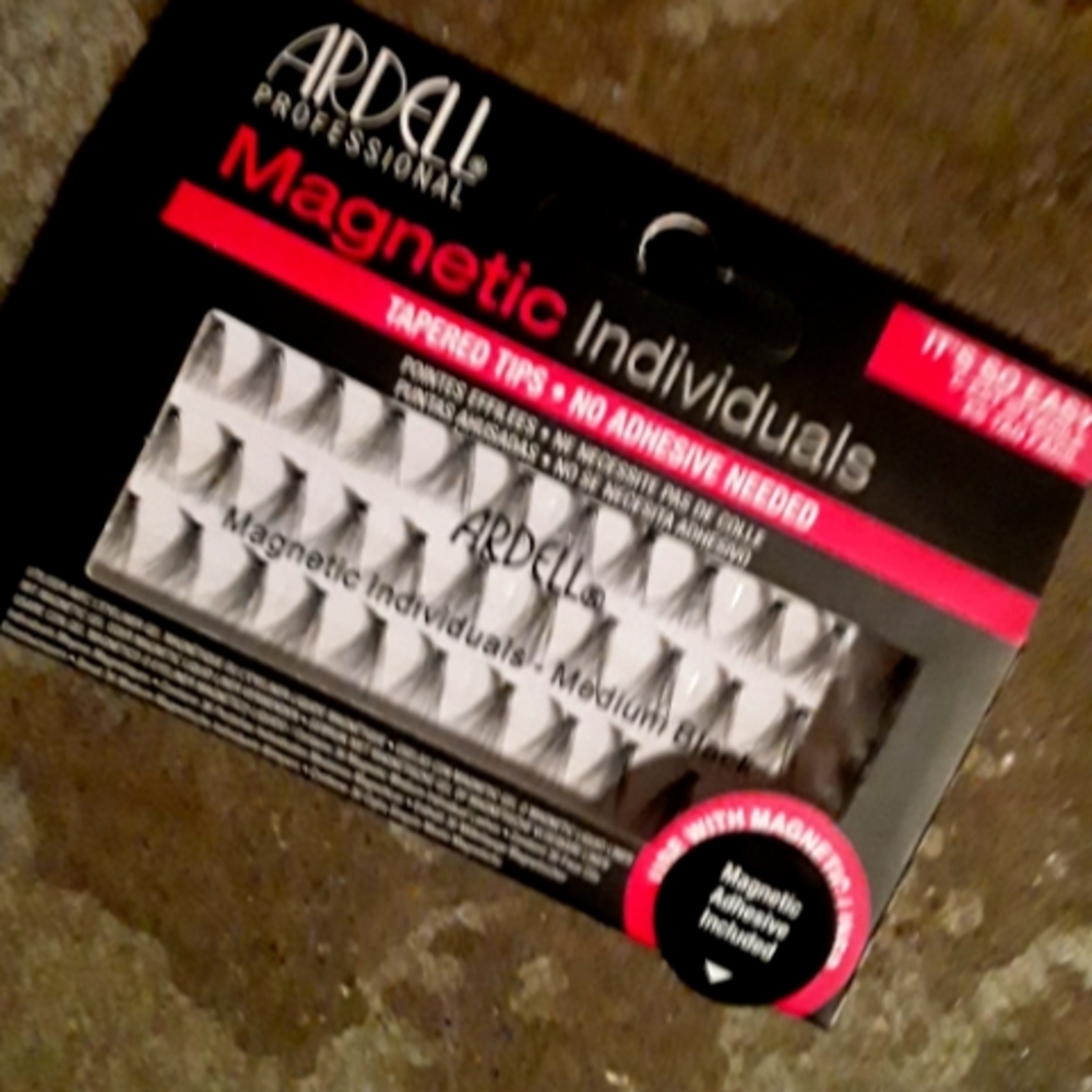 Magnetic individual lashes